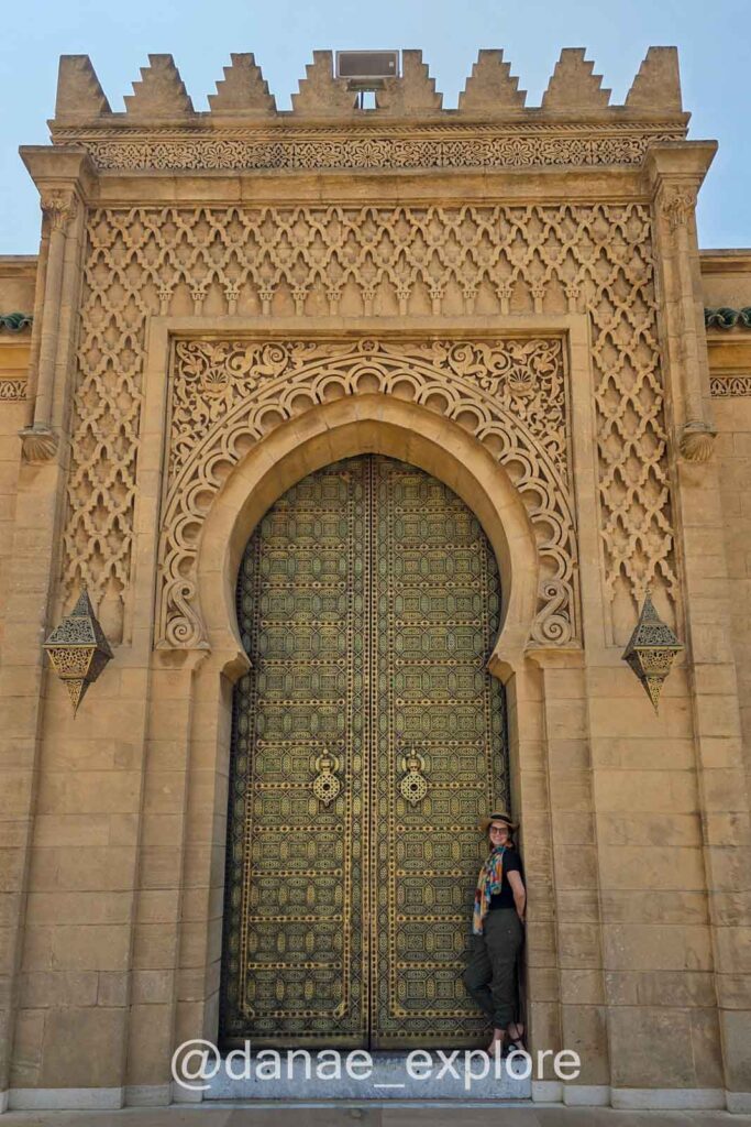 moça em frente a porta na Mesquita Hassan, em Rabat