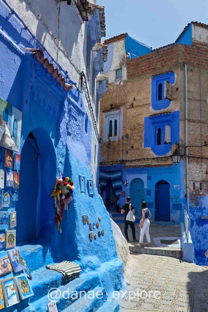 Rua com casas pintadas de azul em Chefchaouen, parte de nosso roteiro de dez dias pelo Marrocos