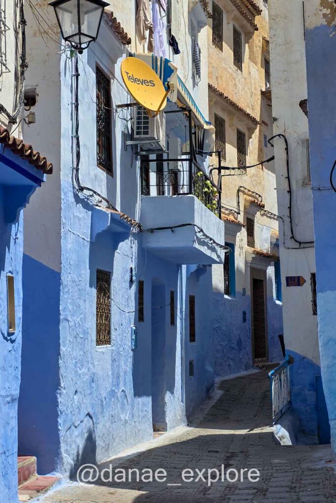 ruela com casas pintadas de azul em Chefchaouen, parte de nosso roteiro de dez dias pelo Marrocos