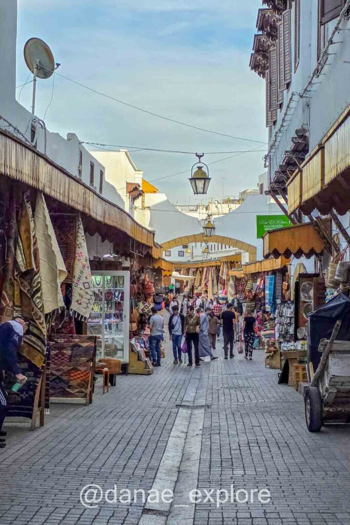 rua com lojas no souk de Rabat, Marrocos