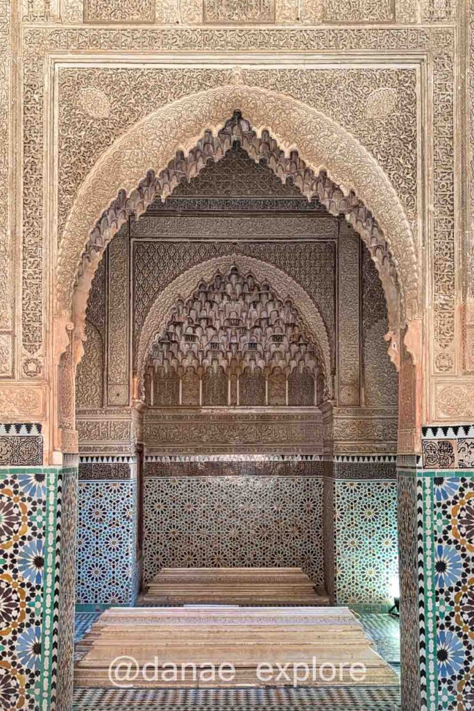 Detalhe de porta e decoração em mosaico e entalhes no Mausoléu Saadiano, em Marrakesh
