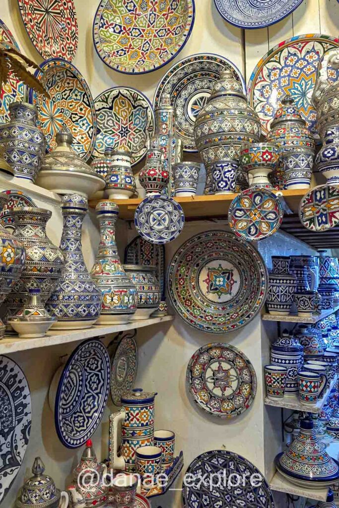 pratos e vasos em cerâmica decorada à venda em loja no Marrocos, parte de nossas dicas para viajar ao Marrocos