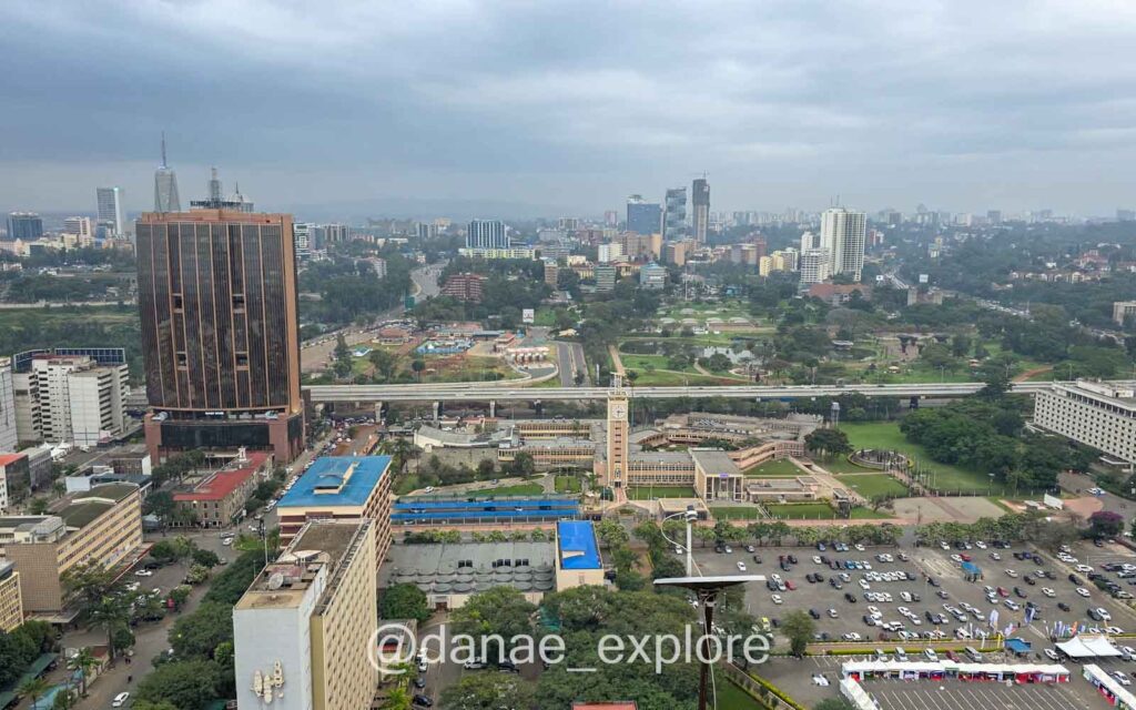 vista aérea de Nairobi em fim de tarde nublado. Foto tirada do mirante no heliporto do KICC 