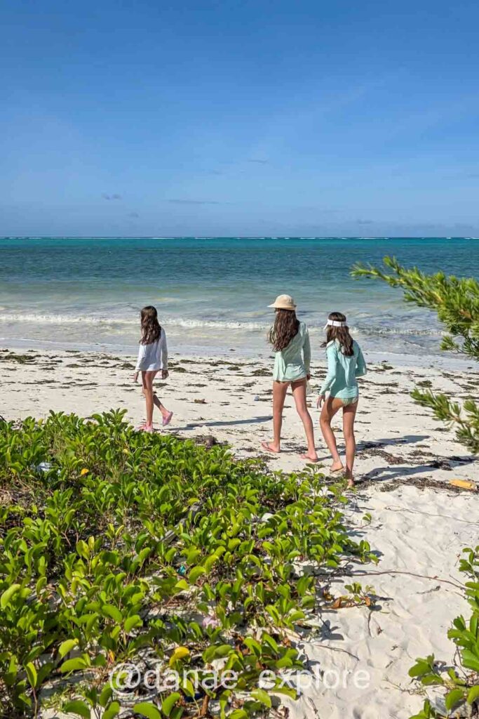 três crianças caminham em direção ao mar em praia em Bwejuu - Paje, parte do que fazer em Zanzibar