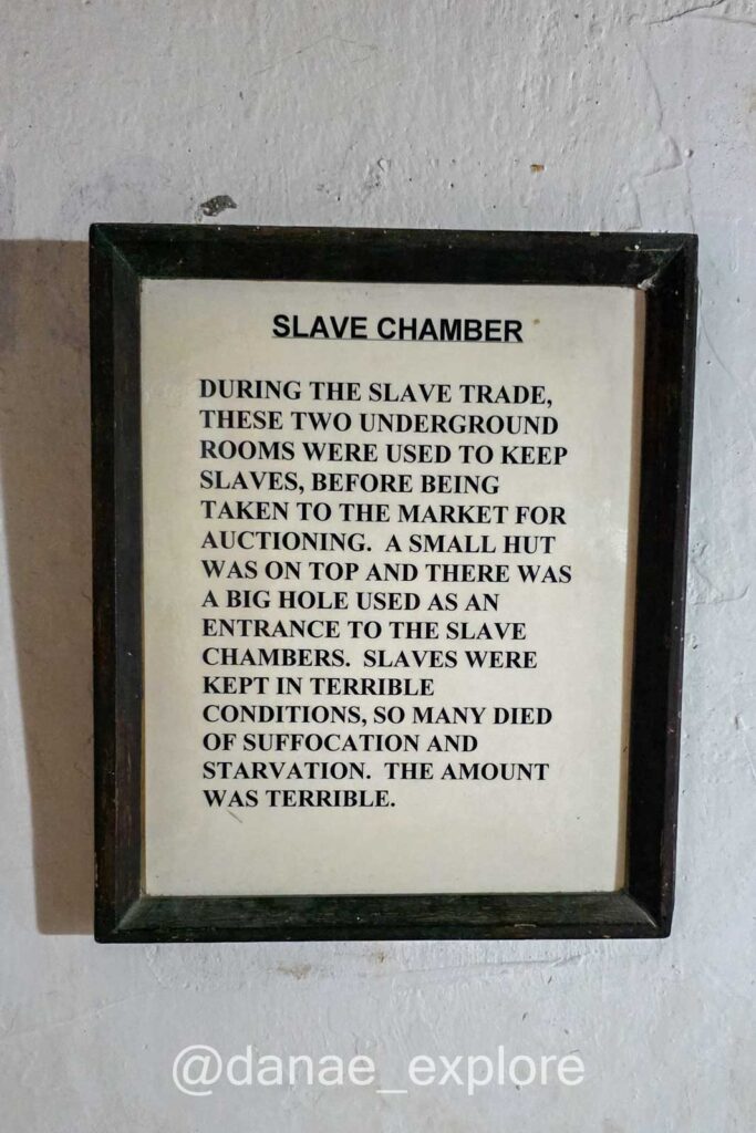Placa informativa sobre as celas em que os escravos ficavam, enquanto aguardavam ser vendidos, no Mercado de Escravos em Stone Town, uma das atrações em Zanzibar