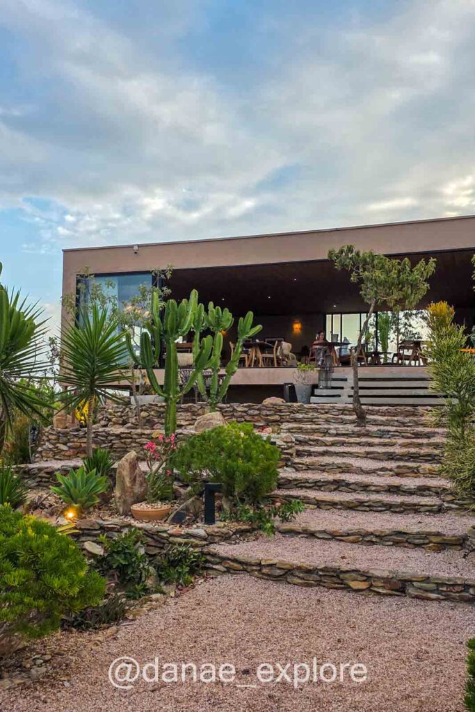 Fachada do restaurante da Pousada Vila Toá, onde nos hospedamos em Alto Paraíso de Goiás, com paisagismo em estilo rústico, cactos e vegetação do cerrado