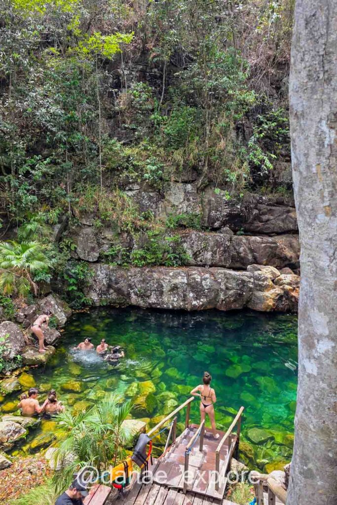 pessoas nadando em poço das Cachoeiras Loquinhas, na Chapada dos Veadeiros, próximo a Alto Paraíso de Goiás.