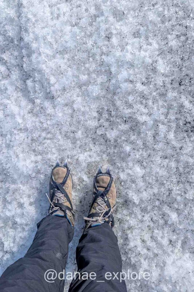 minhas botas com os grampões, durante caminhada no Glaciar Vatnajökull