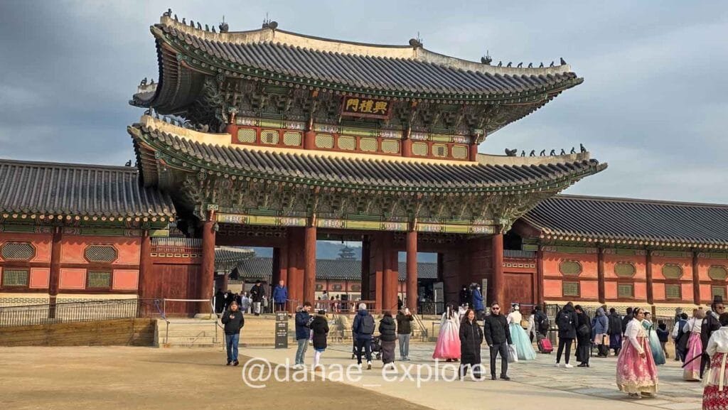 Portão do Palácio Gyeongbokgung em Seul com visitantes e hanboks, destaque de nosso roteiro pela Coreia do Sul