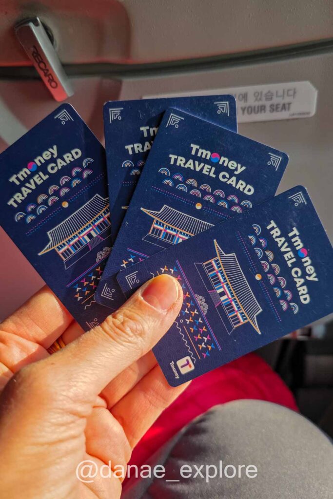 Cartões T-money para transporte na Coreia do Sul segurados na mão