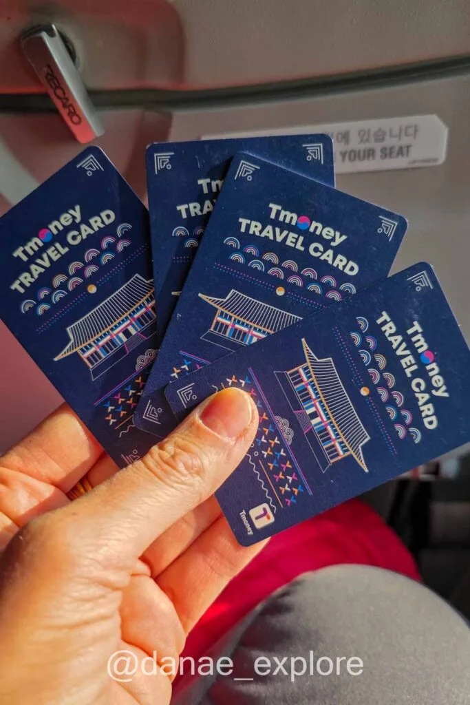 Cartões T-money para transporte na Coreia do Sul segurados na mão 