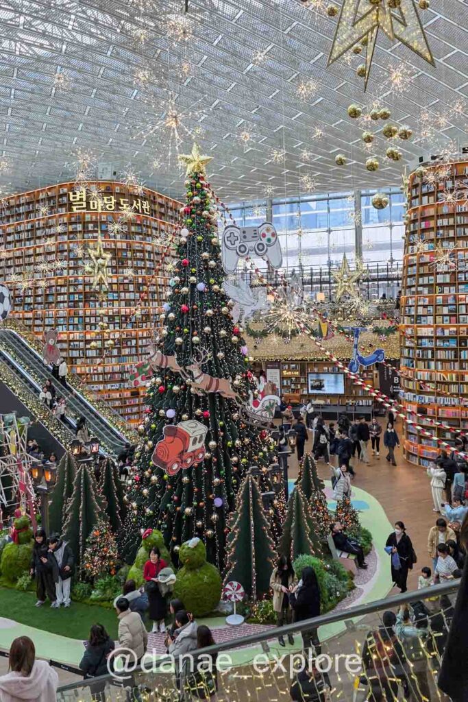 Biblioteca Starfield COEX Mall em Seul decorada para o Natal com árvore gigante e estantes altas