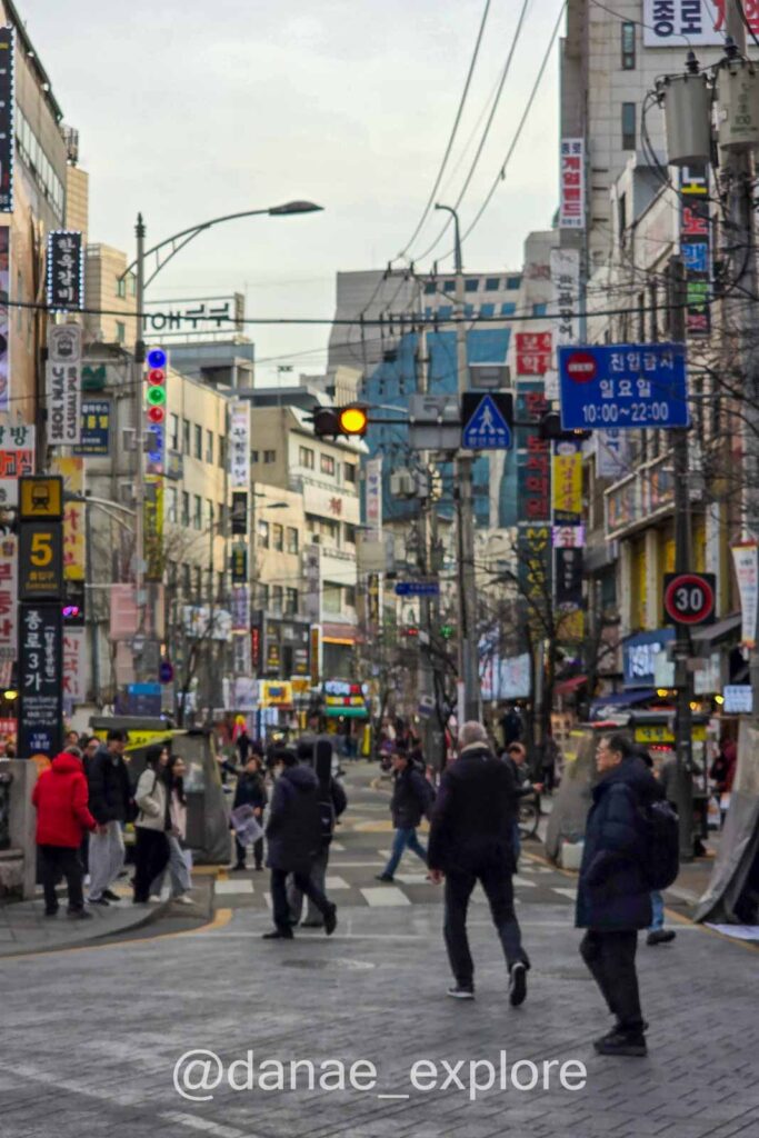 Rua uem Insadong, Seul, Coreia do Sul com pedestres, placas em coreano e cruzamento movimentado