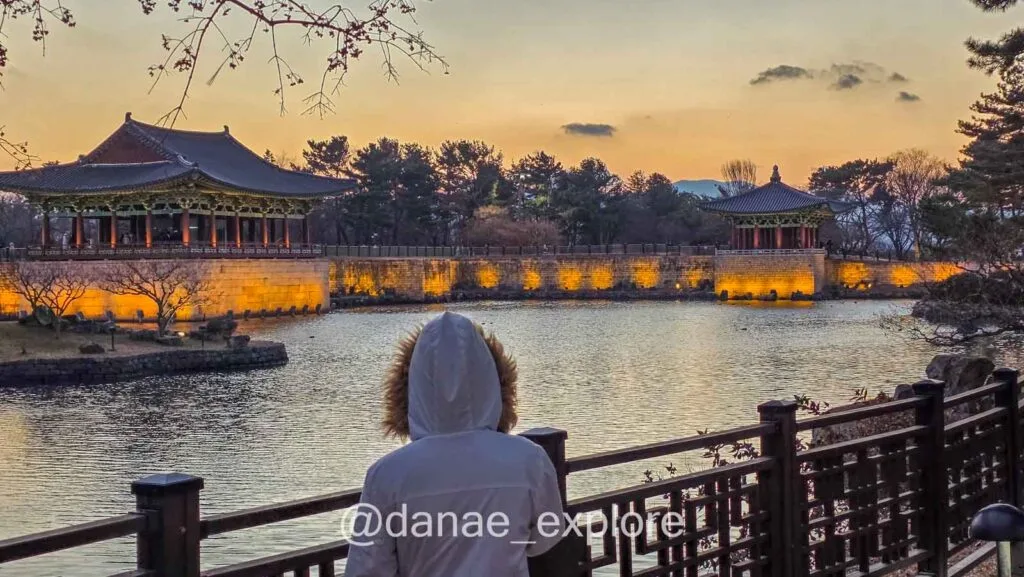 No entarder em Gyeongju, minha filha observa o Palacio Donggung e Lago Anapji iluminados