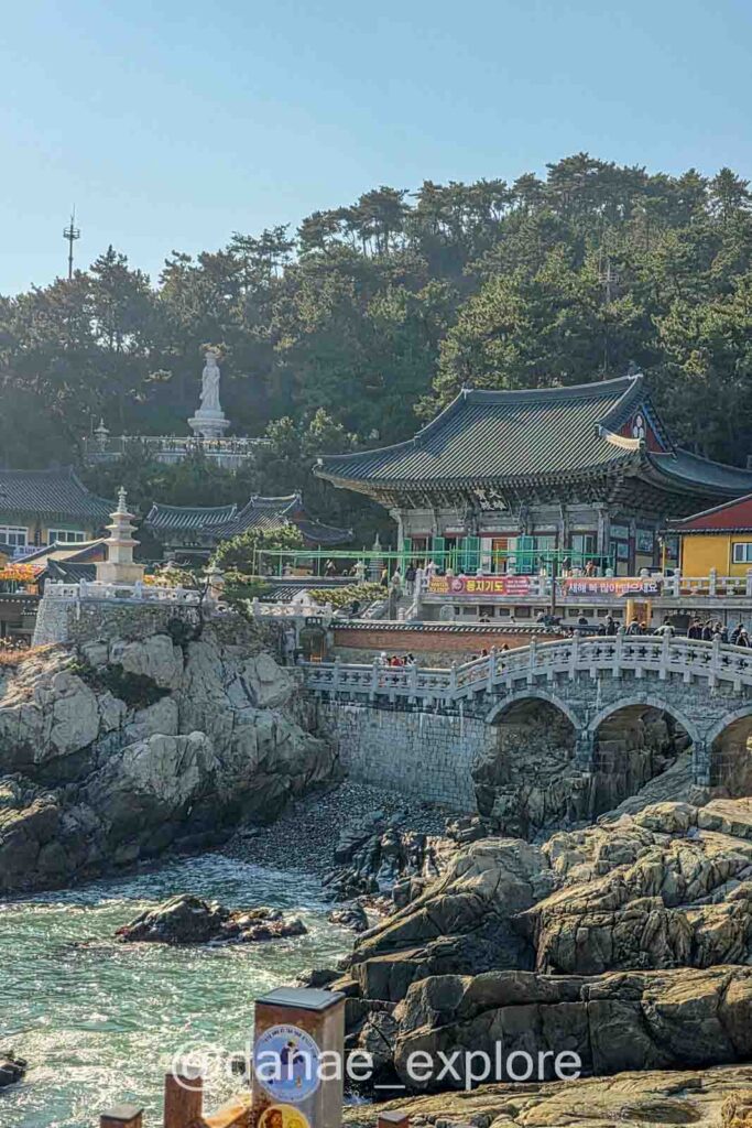 Templo Haedong Yonggungsa em Busan à beira-mar com ponte de pedra e arquitetura tradicional coreana