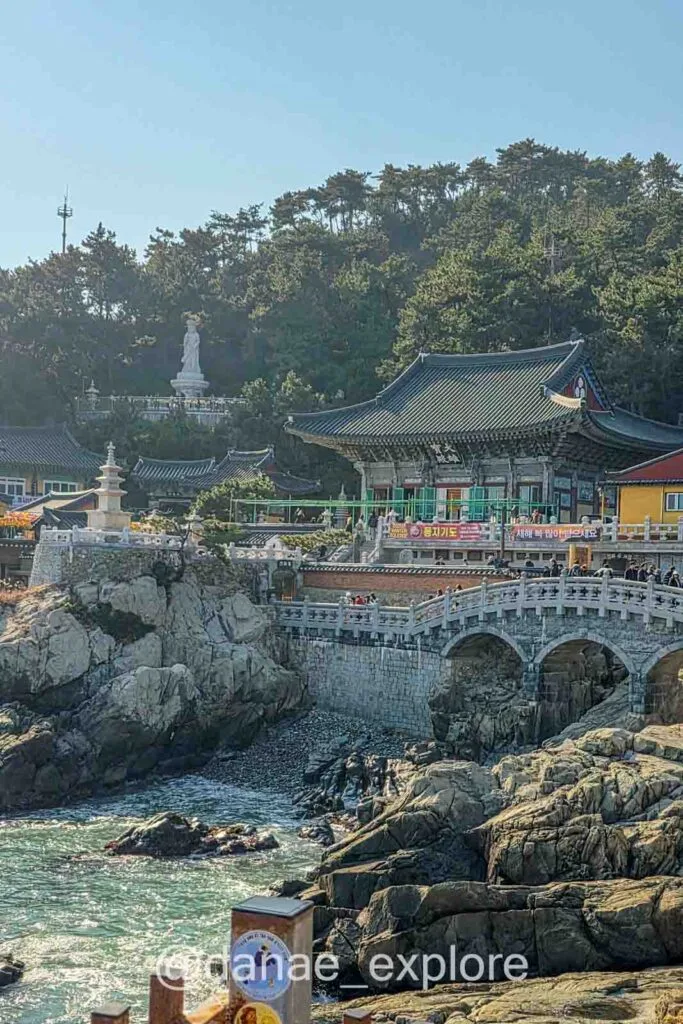 Templo Haedong Yonggungsa em Busan à beira-mar com ponte de pedra e arquitetura tradicional coreana