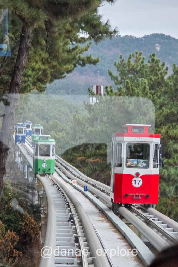 Haeundae Blueline Park - trilho suspenso por entre as árvores com pequenos vagões que transportam turistas de Songjeong a Haeundae