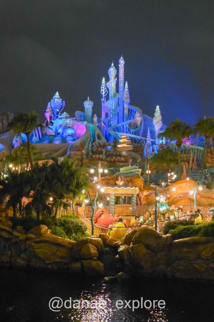 Área da Mermaid Lagoon no Tokyo DisneySea iluminada à noite