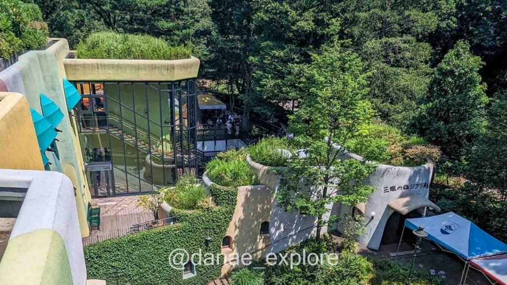Vista do Museu Ghibli em Mitaka, em meio a um kardim com muitas árvores verdes