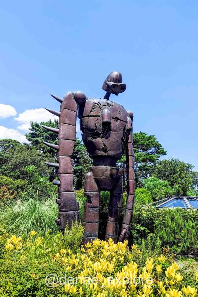 Estátua do robô de Castelo no Céu no Museu Ghibli em Mitaka