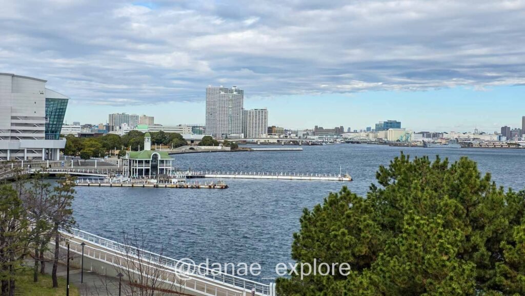 Vista da baía de Yokohama em dia de sol com nuvens, um bate-volta super fácil de se fazer a partir de Tóquio
