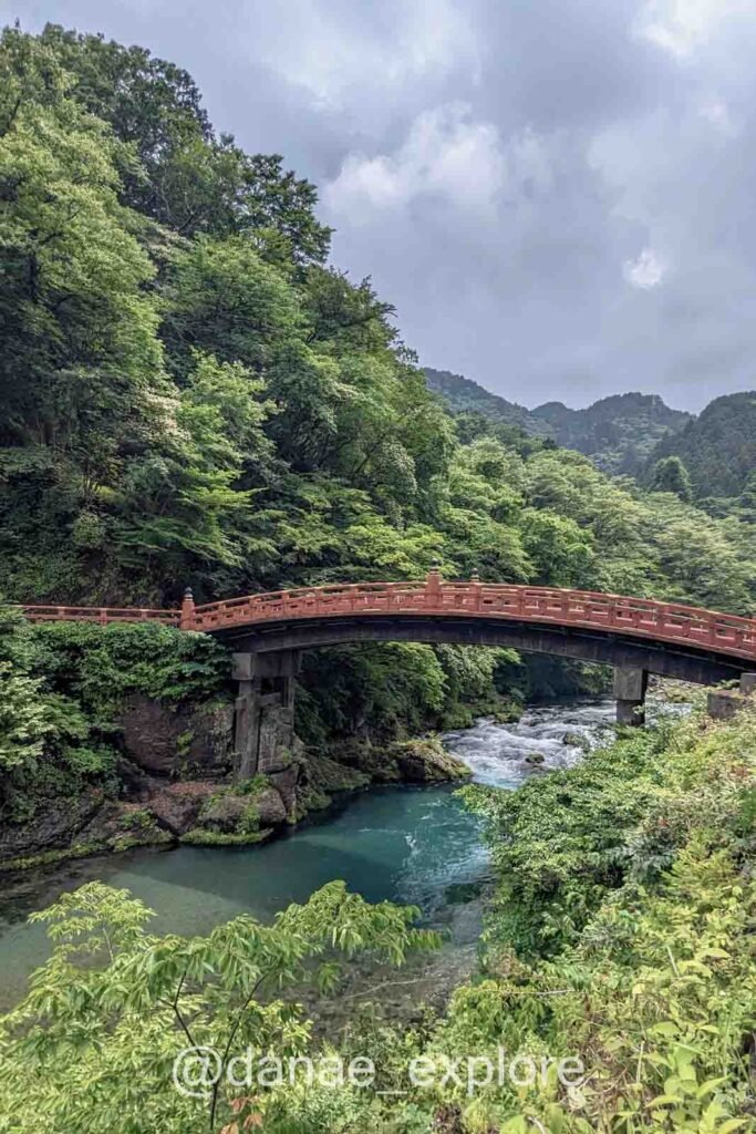 Ponte Shinkyo em Nikko, sobre rio de águas cristalinas, cercada pela mata bem verde