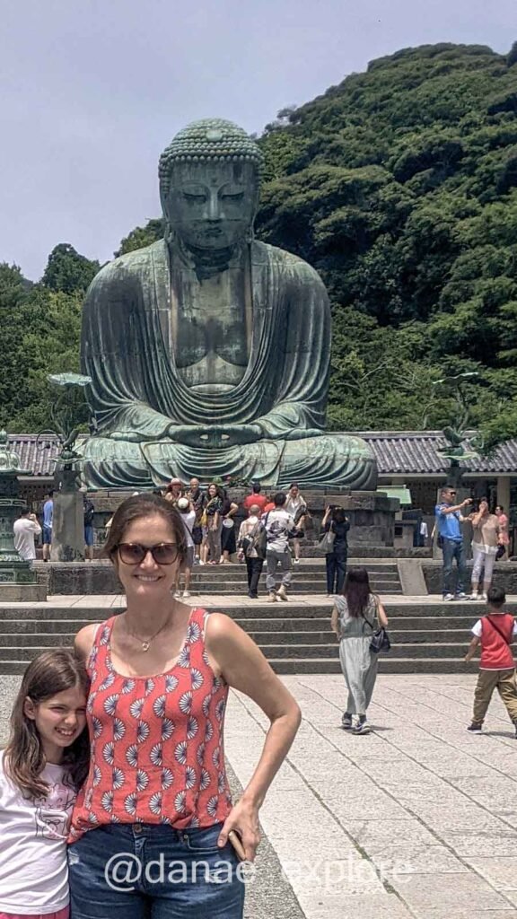 Eu em frente ao Grande Buda de Kamakura durante bate-volta de Tóquio, com outros visitantes no templo Kotoku-in