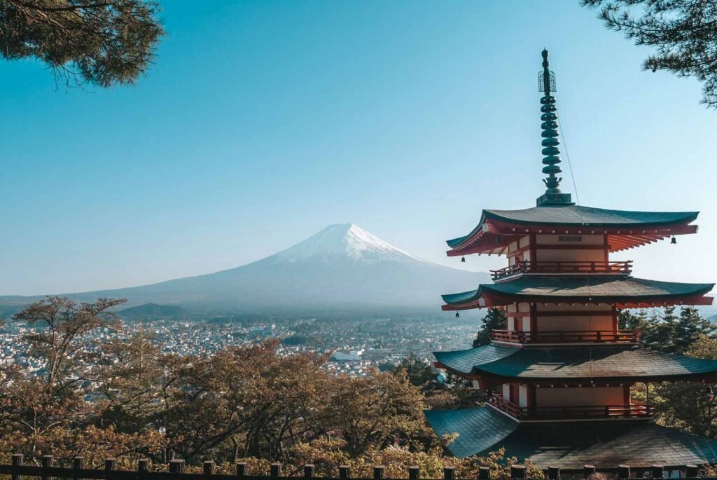 Pagode Chureito com Monte Fuji ao fundo em bate-volta de Tóquio para Kawaguchiko- Foto Unsplash Filiz Elaerts