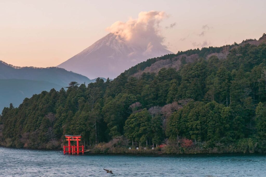 Torii vermelho no Lago Ashi em Hakone com Monte Fuji ao fundo em bate-volta de Tóquio - Foto Unsplash Weichao Deng
