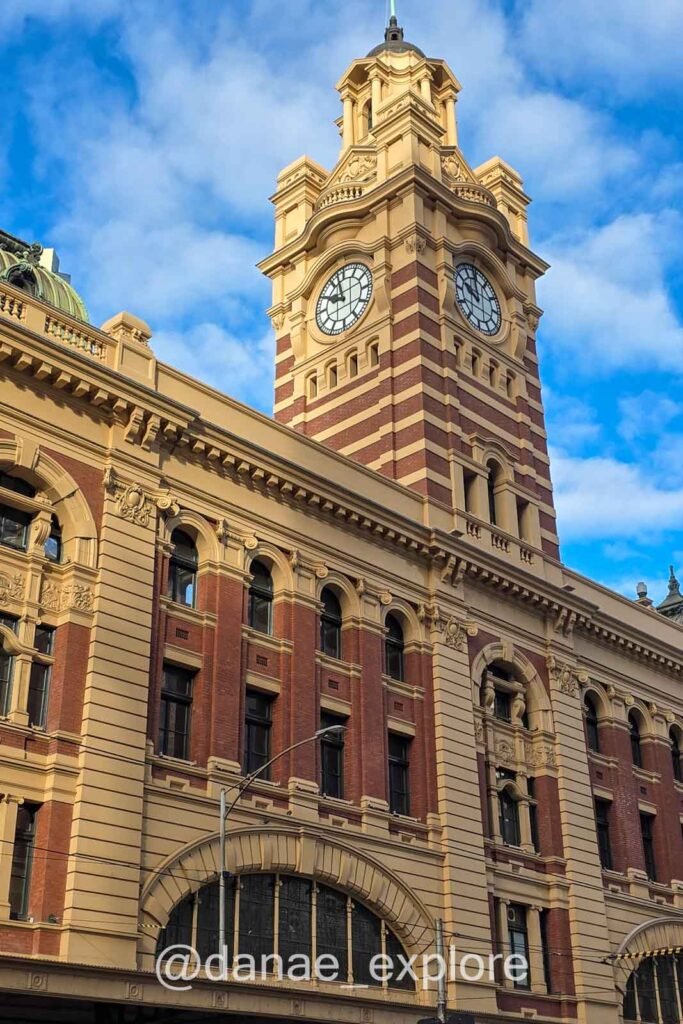 Detalhe da torre do relógio da Flinders Street Station