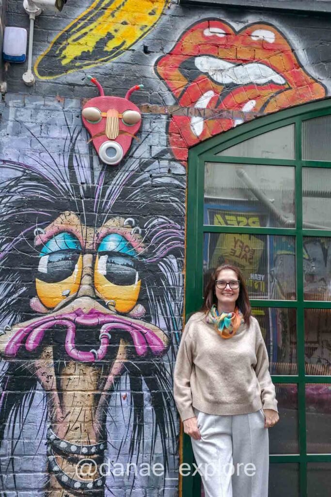 Eu ao lado de grafite na AC-DC Lane em Melbourne