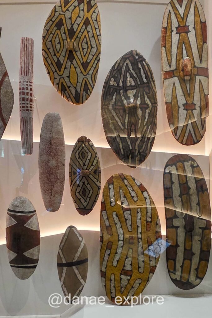 Itens da exposição sobre povos originários no Melbourne Museum