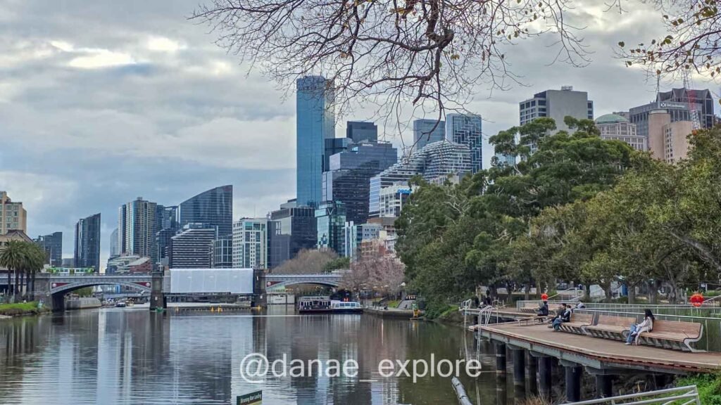 Rio Yarra e skyline de Melbourne, com diversos arranha-céus espelhados, visto do Melbourne Park