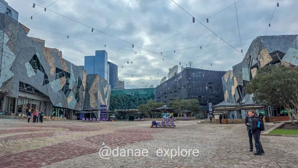 Federation Square, em Melbourne, com sua arquitetura moderna, em dia nublado
