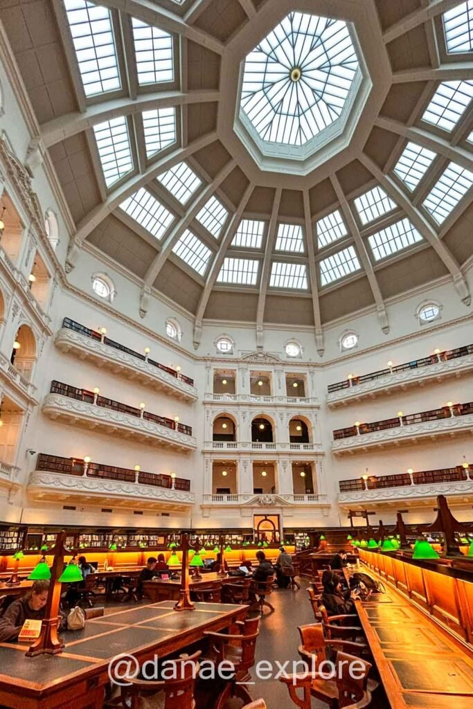 La Trobe Reading Room, a sala de leitura octagonal icônica da biblioteca estadual de Victoria.