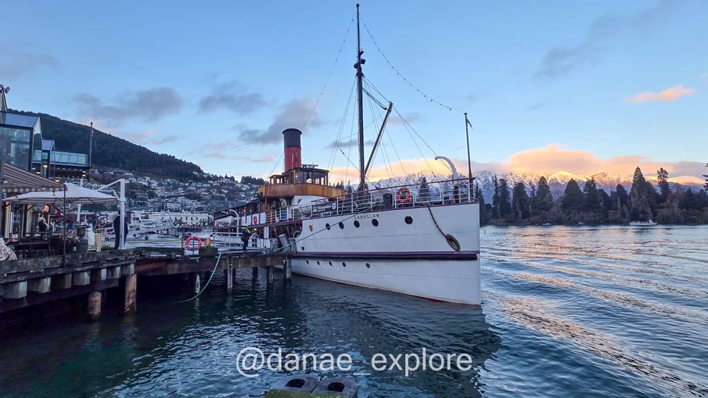 Navio a vapor TSS Earnslaw atracado no Lago Wakatipu ao entardecer, um dos passeios tranquilos mais recomendados de Queenstown