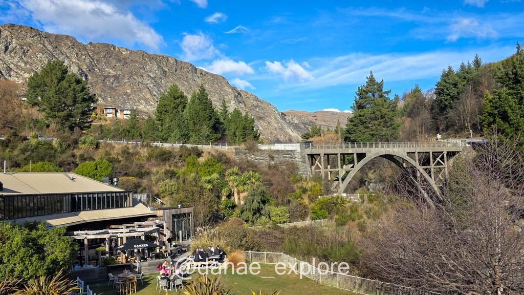 Ponte sobre um cânion em Queenstown, vista da área externa de um restaurante.